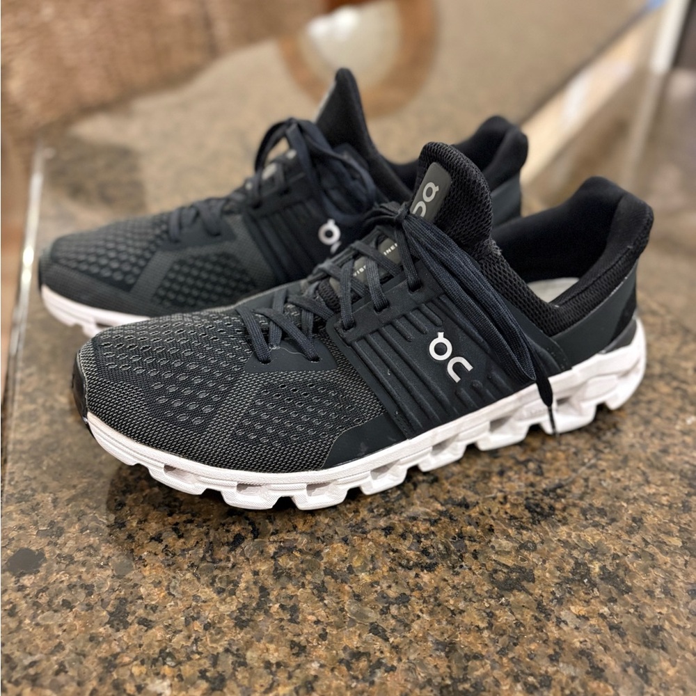 On Running Cloudtec women’s size 10 black and White Athletic Shoes